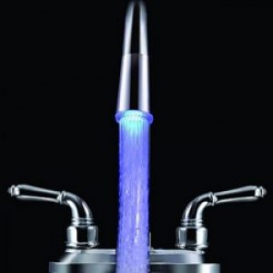 Buse de robinet avec modificateur de couleurs