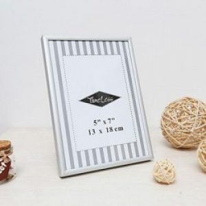 Cadre photo de style contemporain en acrylique et aluminium