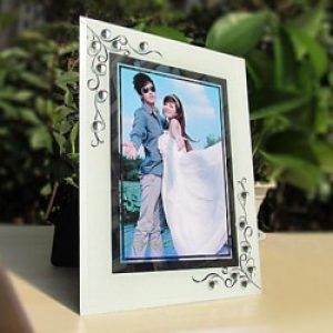 Cadre photo de style contemporain en verre blanc orné de cristal