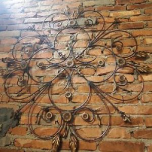 Décoration murale de style rustique orné de métal