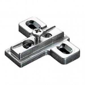 Embase cruciforme à glisser et à visser pour charnière contre-coudée