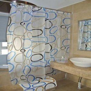 Ensemble d’accessoires pour salles de bains composé de ( 1 rideau de douche, 1 tapis de salle de bain, 4 récipients et 12 crochets de rideau )