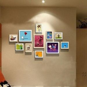 Ensemble de 11 cadres photos de style contemporain en bois naturel et blanc