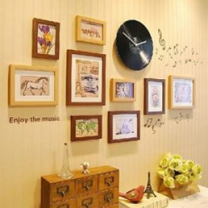 Ensemble de 9 cadres photos de style moderne en bois marron avec horloge murale