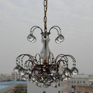 Lustre doré en métal à décor en Cristal