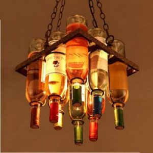 Lustre en Métal et Bouteilles de Vin