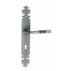 Poignées de porte sur plaque – fer patiné cementé – Bourgogne