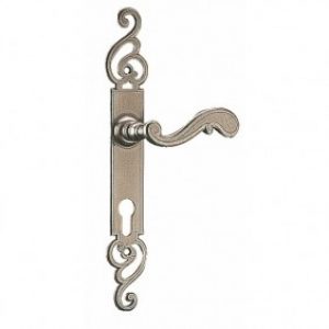 Poignées de porte sur plaques – fer patiné cémenté – Bayeux