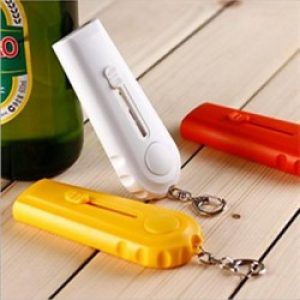 Porte-clés et ouvre-bouteille en couleur aléatoire