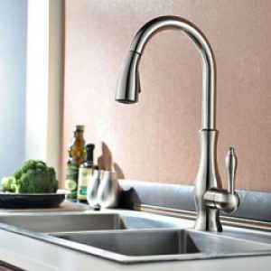 Robinet de cuisine contemporain avec spray démontable et finition en métal brossé