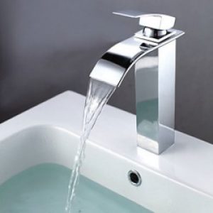 Robinet de lavabo avec bec verseur incurvé le tout fini en chrome, style contemporain