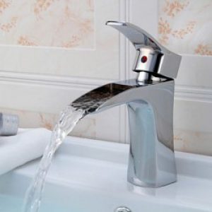 Robinet de lavabo avec jet d’eau effet cascade, un robinet muni d’une seule poignée et fini en chrome