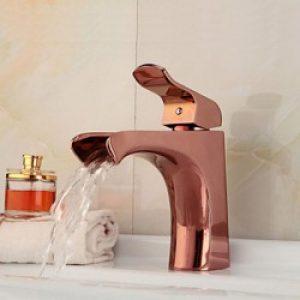 Robinet de lavabo cascade rose dorée, muni d’une poignée et fini en laiton