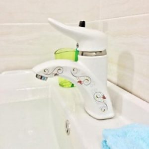 Robinet de lavabo en céramique décoré