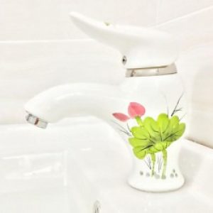 Robinet de lavabo en céramique orné d’une fleur verte