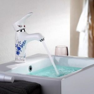 Robinet de lavabo en céramique style contemporain à design fleuri sur le corps du robinet