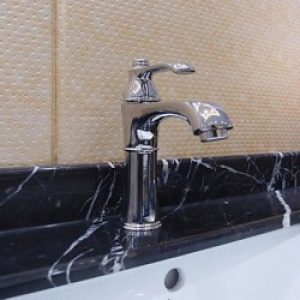 Robinet de lavabo moderne à la forme arrondie, fini chrome