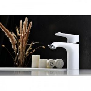 Robinet de lavabo peint en blanc et muni de poignée unique, style contemporain et finition chromé