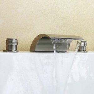 Robinet de lavabo à trois trous d’installation finition en nickel brossé pour un style contemporain, style contemporain