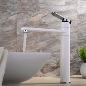 Robinet d&rsquo;evier peint de blanc muni d&rsquo;un poignée, style contemporain