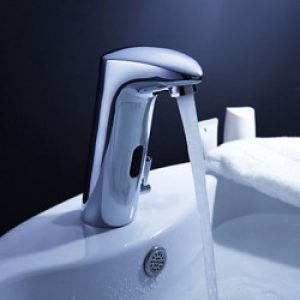 Robinet d&rsquo;évier avec capteur automatique, style contemporain et finition chromée