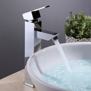 Robinet d&rsquo;évier avec finition en métal chromé pour un design simple et contemporain