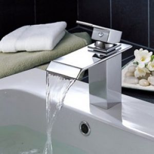 Robinet d&rsquo;évier cascade avec bec large, finition chromée pour un style contemporain