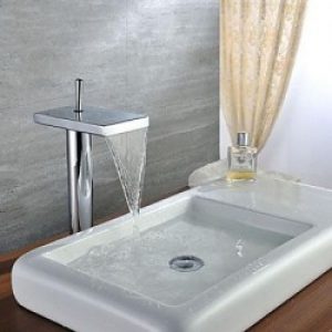 Robinet d&rsquo;évier cascade à poignée unique finition en chrome pour un style contemporain