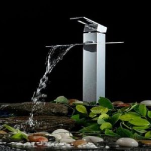 Robinet d&rsquo;évier cascade style contemporain avec poignée unique, finition en chrome