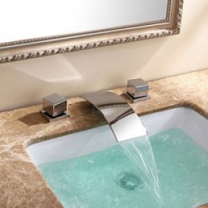 Robinet d&rsquo;évier contemporain à bec large, un robinet muni de deux poignées et fini en chrome