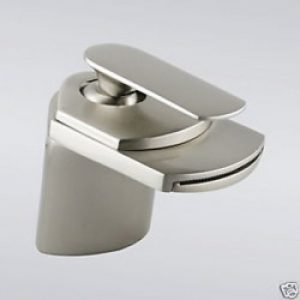 Robinet d&rsquo;évier (court) à design contemporain fini en nickel brossé, un robinet à poignée unique