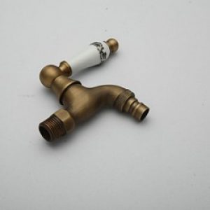 Robinet d&rsquo;évier à design antique avec poignée unique en céramique, finition en laiton