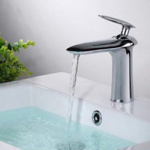 Robinet d&rsquo;évier à design élégant et contemporain et muni d&rsquo;une seule poignée