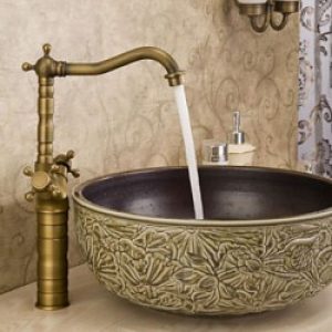 Robinet d&rsquo;évier double poignées muni de mitigeur, finition en laiton pour un style antique