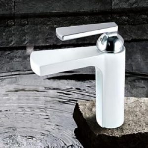 Robinet d&rsquo;évier mitigeur peint en blanc, un robinet à poignée unique et style contemporain