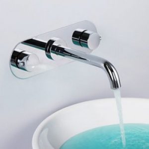 Robinet d&rsquo;évier mélangeur à fixation murale avec double poignée, finition en chrome pour un style contemporain