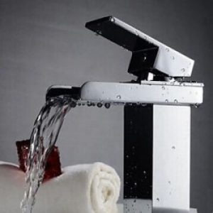 Robinet d&rsquo;évier moderne effet cascade avec mitigeur intégré, finition chromée