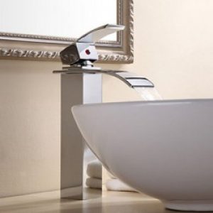 Robinet d&rsquo;évier robuste avec jet en cascade, un robinet de finition chromée et de style contemporain