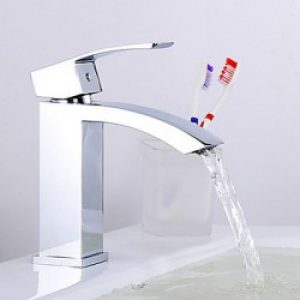 Robinet d&rsquo;évier robuste, design contemporain et finition en chrome