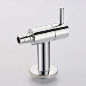 Robinet en laiton chromé à la limite d&rsquo;eau de lavage de la machine à laver