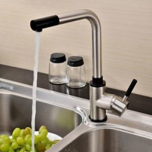 Robinet rotatif de cuisine muni d’une seule poignée et fini en nickel brossé