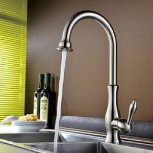 Robinet rotatif de cuisine traditionnel finition en nickel brossé et muni d’une seule poignée