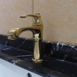 Robinet salle de bain massif à mitigeur intégré, style contemporain avec poignée unique