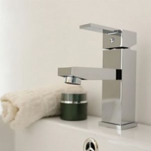 Robinet salle de bain style simple et contemporain avec en finition en chrome