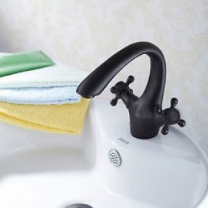 Robinet salle de bain style traditionnel finition en bronze huilé et muni de deux poignées