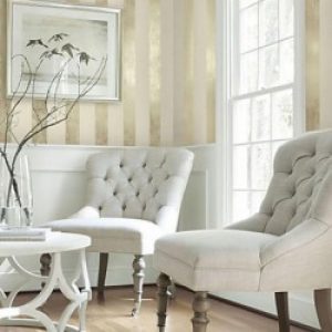 Rouleau de papier peint contemporain avec des bandes rayées et dorées