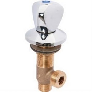 Robinet chromé sur table