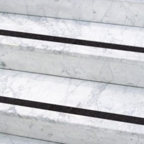 Bande antidérapante adhésive – Dinastair – rouleau de 15.30 ml – Noir