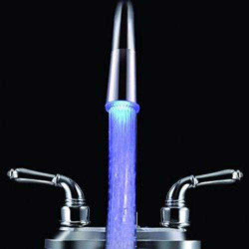 Buse de robinet avec modificateur de couleurs