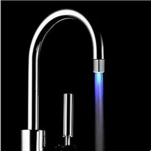 Buse de robinet lumineux en bleu